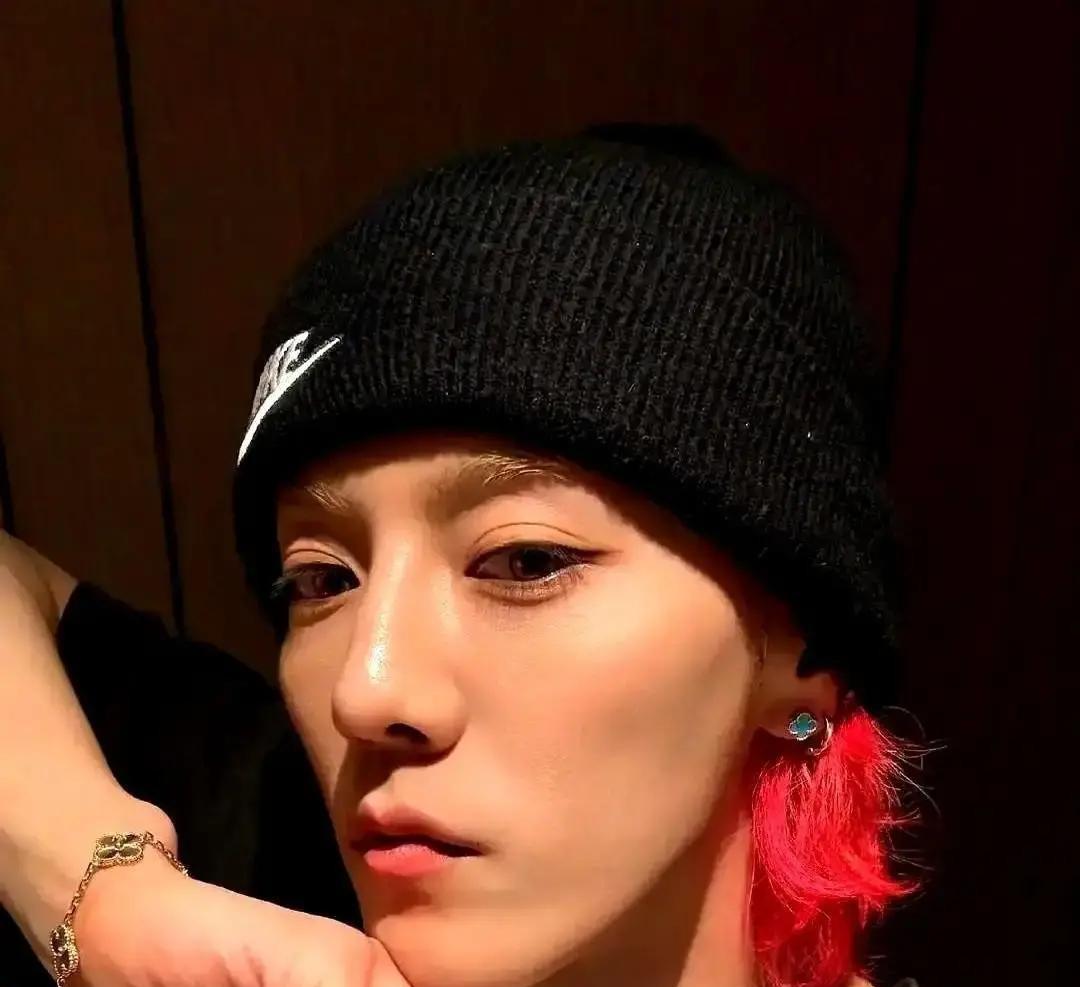 凌晨两点五十，王安宇和关晓彤前后脚进酒店。狗仔一剪，全网炸锅。鹿晗的微博呢？