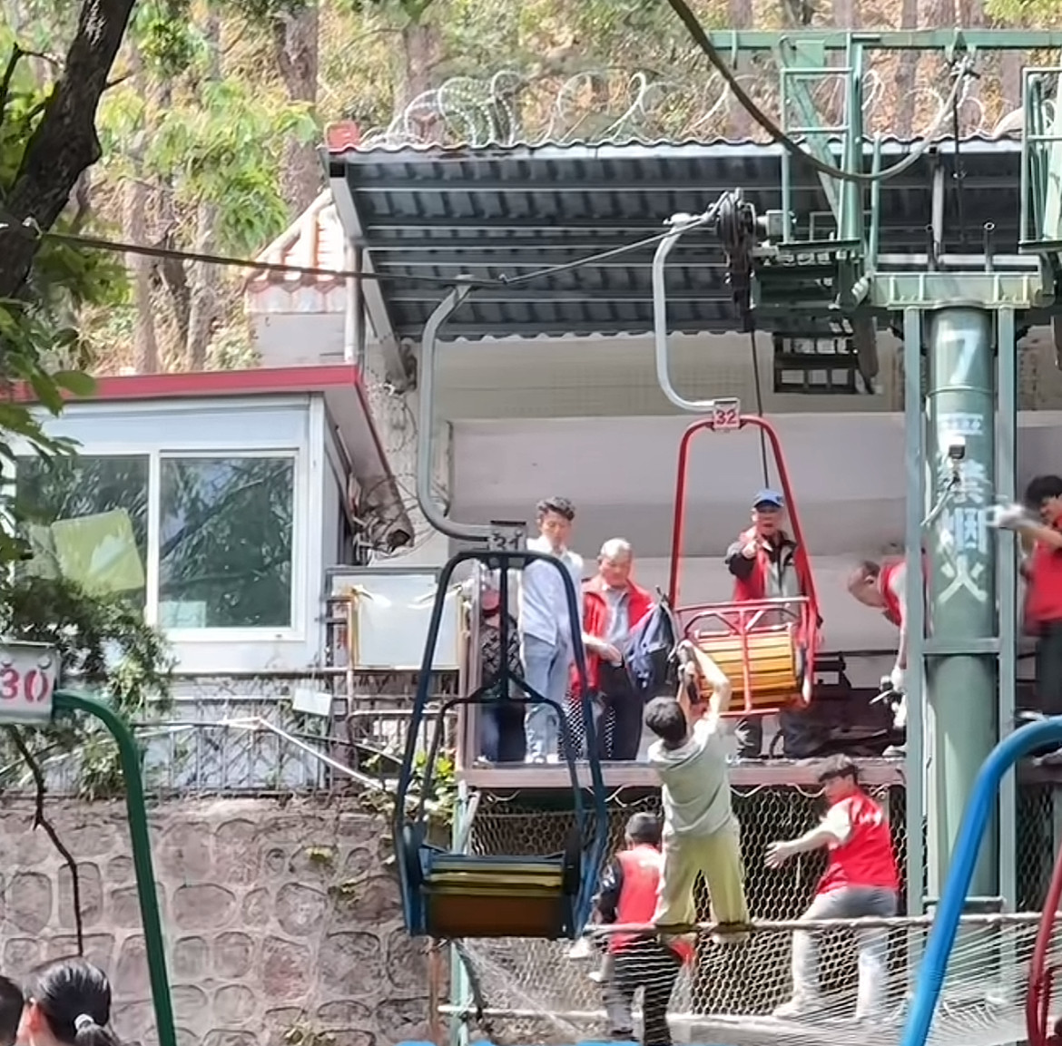 景区索道家长和孩子从缆车掉入防护网