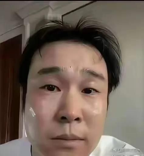 每个月五万块，七年来从来没断过，照顾老人的事儿一分没落下，结果呢？被网友骂不孝。