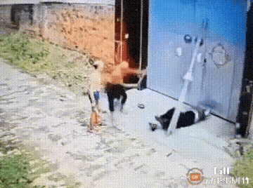 天杀的，连三岁的小孩子也不放过，这是有多大的邻里矛盾，让你下死手。老头拿着铁