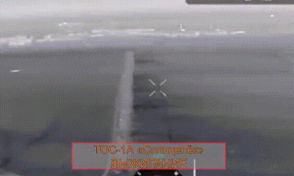当地时间7月30日，俄罗斯方面公开了，俄军ТОS-1А喷火坦克发射温压弹，轰炸守
