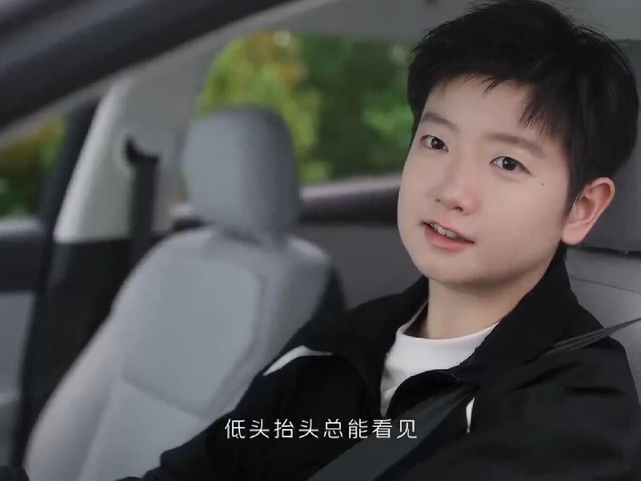 莎莎开车了，红旗天工好会拍，漂亮的小孩子！干净的人，白的发光，好像星星耀眼！