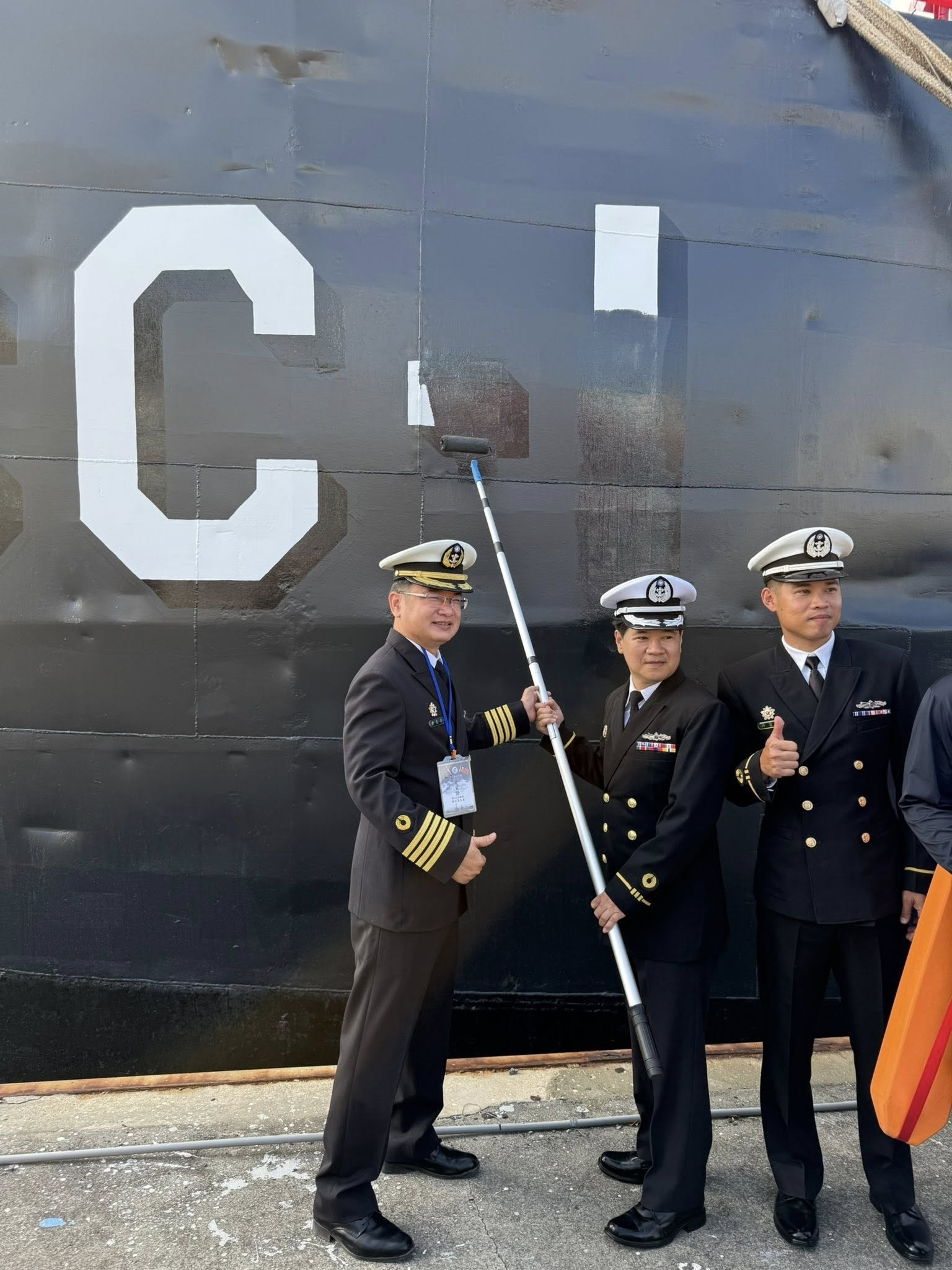 飞扬军事台匪海軍唯一一艘带有四面相控阵雷达和垂直发射系统的军舰退役