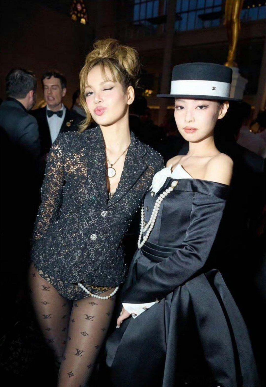 Lisa和Jennie合照美女们之间在一起总有说不完的话题。看大家聊的多开心呀那
