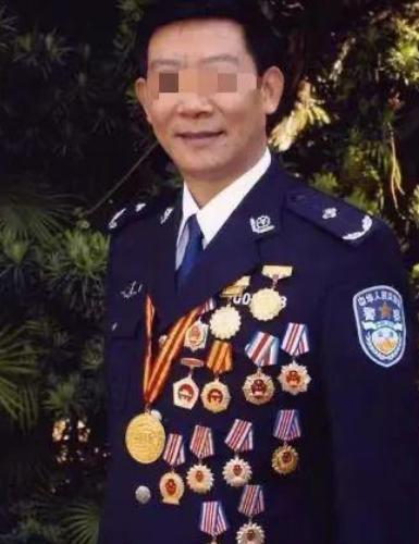 1992年，一名卧底警察受邀参加颁奖典礼，没想到主办方突然切换到直播，致使其身份