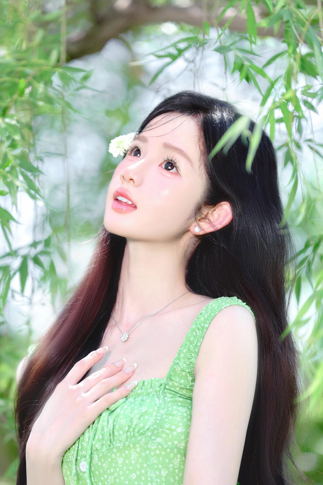 上联：柳下佳人，绿袂翩翩藏雅韵下联：花间笑靥，青丝袅袅惹春风对联对对联飞花