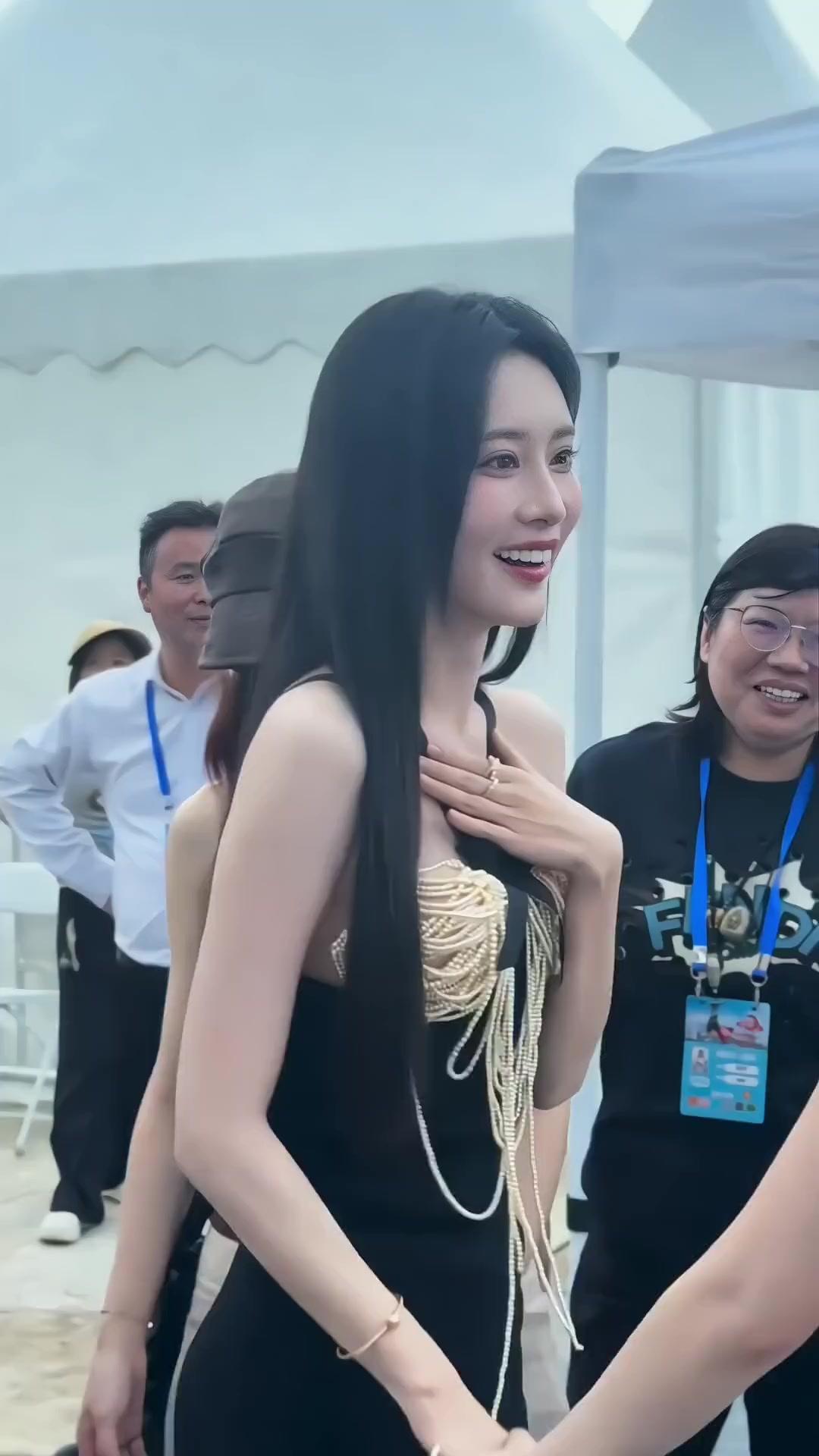 ✨孟子义广州活动现场太绝了！她一身优雅造型，每一个举动都透着女神范儿，行走间尽显