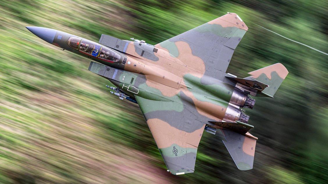 一架美国空军的F-15E“攻击鹰”战斗轰炸机飞跃威尔士著名的“马赫环”峡谷。