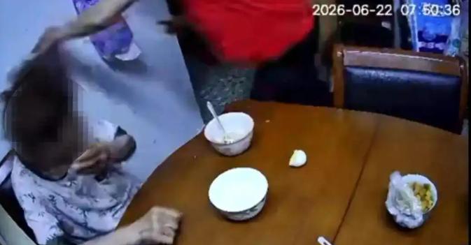 全网怒声讨伐！7月5日曝光一则令人发指的事件，江苏南京一名女子查看家中监控时，意