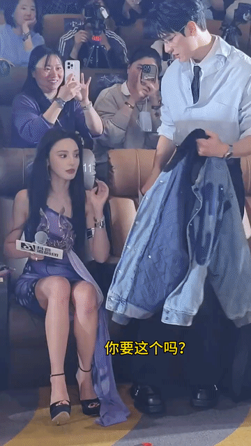 龚俊还是天真了，他是第一次跟彭小苒剧宣吗？真是不解风情，居然给彭小苒递衣服，让人