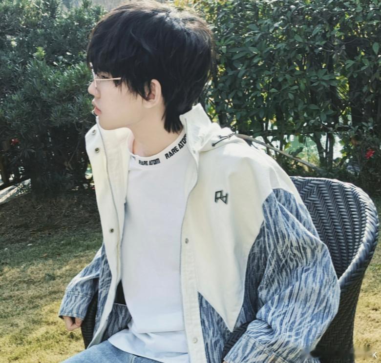 这两天HLE就该宣Gumayusi了吧？LPL这边转会期也基本尘埃落定了，Elk