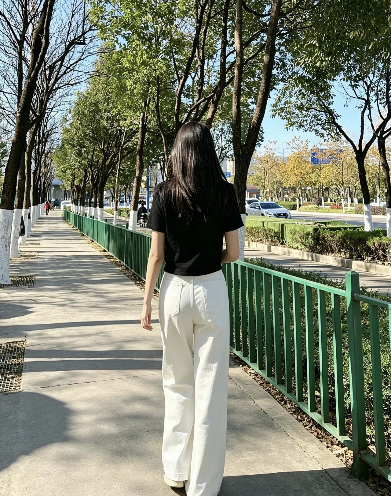 漫步在绿树成荫的林荫道，享受宁静的午后时光。🍃🍃🍃