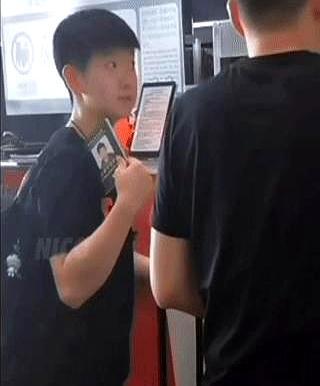 混双最强杀招，只用眼神他俩赛后不庆祝，先对数据。王楚钦扫到孙颖莎皱眉咬唇，