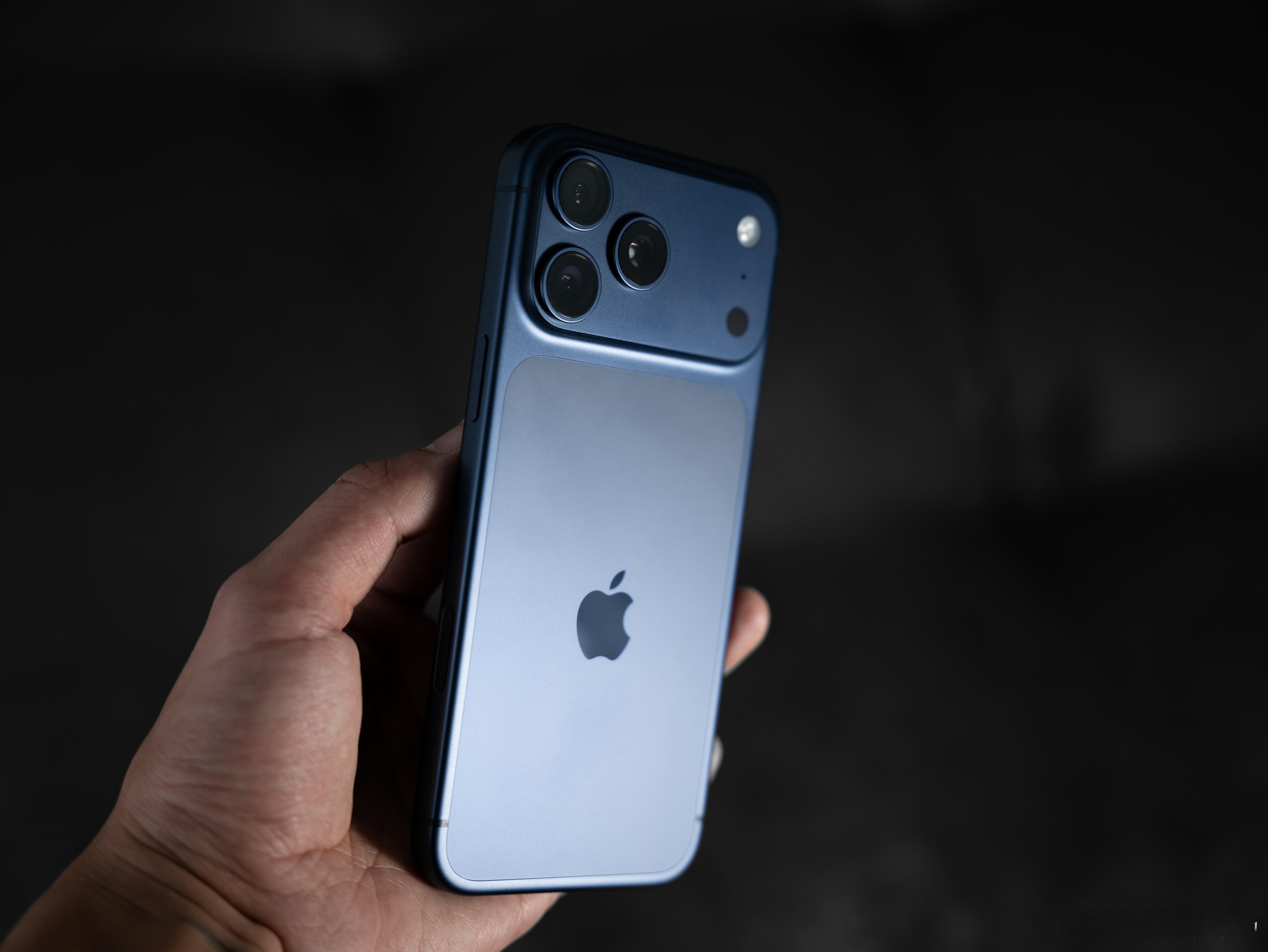 刹那开箱「iPhone17ProMax」易骨为铝，华彩顿失。沉若玄铁，持之