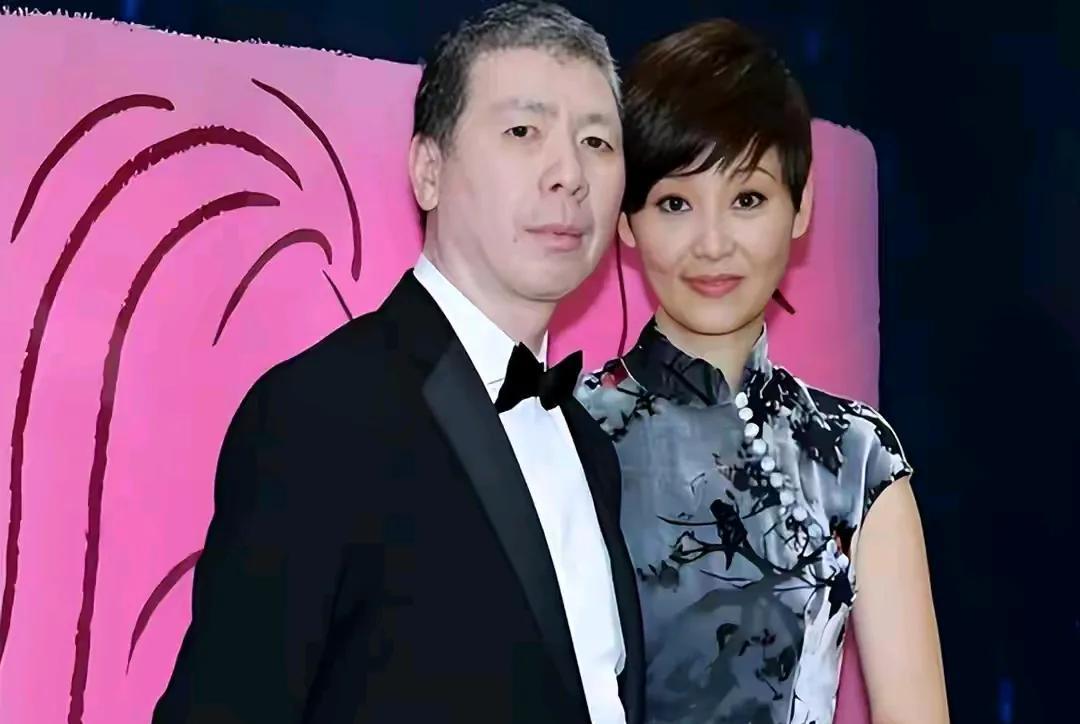 真是有点“可怜”徐帆！这个女演员长得漂亮，演技也好，这些年却被婚姻给束缚住，没