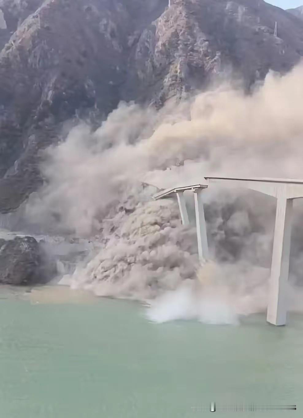 四川阿坝红旗特大桥发生垮塌，今年1月主跨刚合龙，网传四川省阿坝州马尔康市双江口水