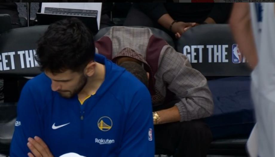 勇士穆迪重伤有多恐怖？膝盖被包满，库里低头不敢看，两队球员都在哭！今天勇士穆迪