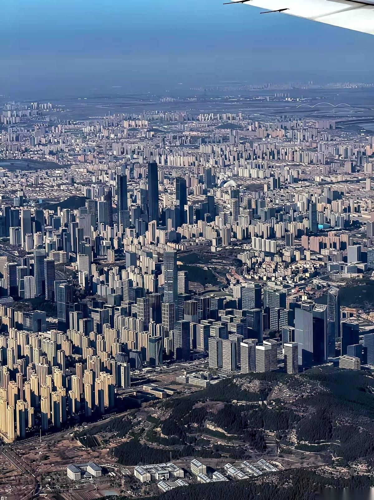 总有人问，济南咋回事啊？这么大个省会，人口快一千万了，怎么感觉发展慢半拍，连个“