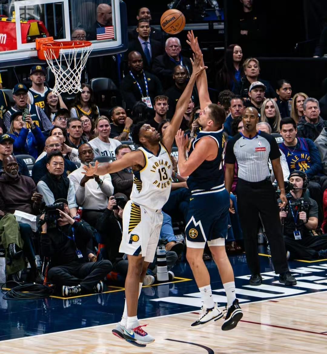 32分14篮板14助攻，三双也是约基奇的玩具。有人说三双是威少的纪录、是东契奇