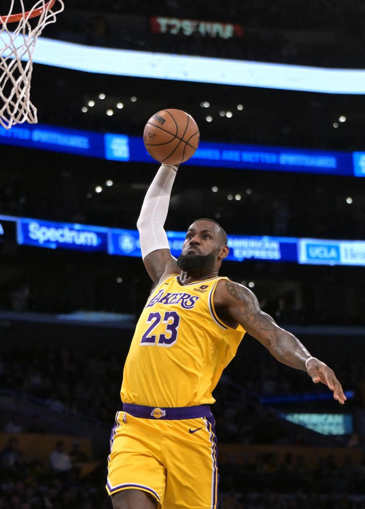 字字扎心！奥尼尔这番话，直接点破老詹。 很多人都以为詹姆斯还能战斗是想要再冲