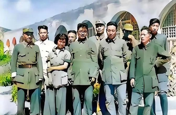 1942年，贺龙与薛明在延安结婚。彼时贺龙46岁，薛明26岁，能够抱得美人归，贺