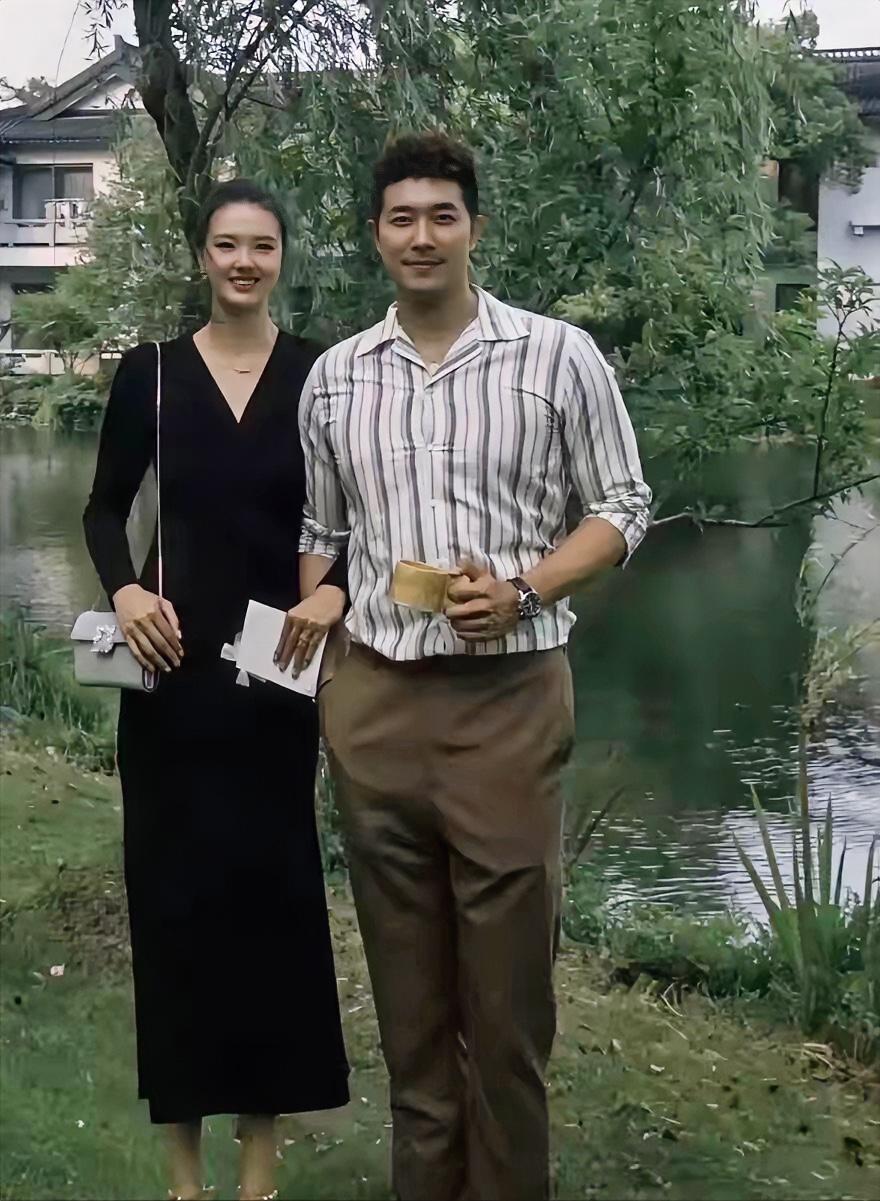 这一对，真养眼，一个英俊潇洒，一个美丽动人，十分般配，很登对，很好看，那么，大家