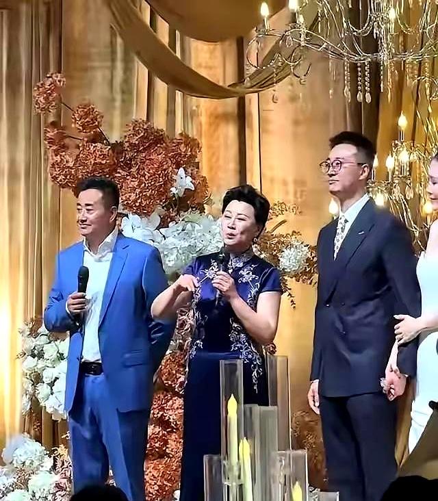 婚礼镜头里，闫光明同儿子闫猛并肩，像两位兄弟，场面一瞬失真。翻年龄，闫光明54