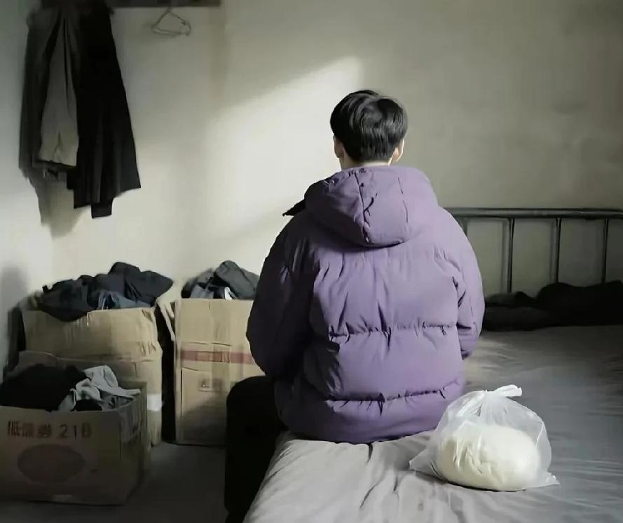 一男子是个小包工头，这次又是两个多月才回家，晚上他对11岁的儿子说：“你回自己房