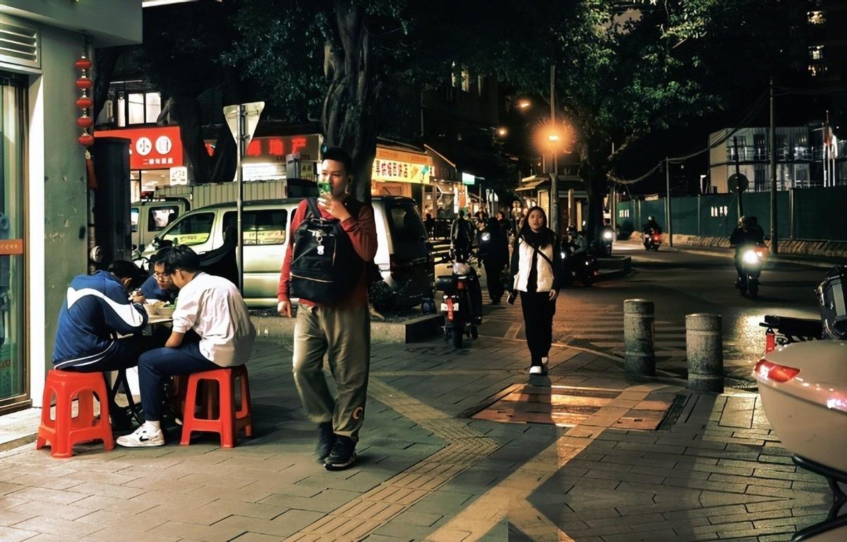 2026年4月27日，德国博主的中国旅行续集火遍全网！他带家人逛完北京、上海