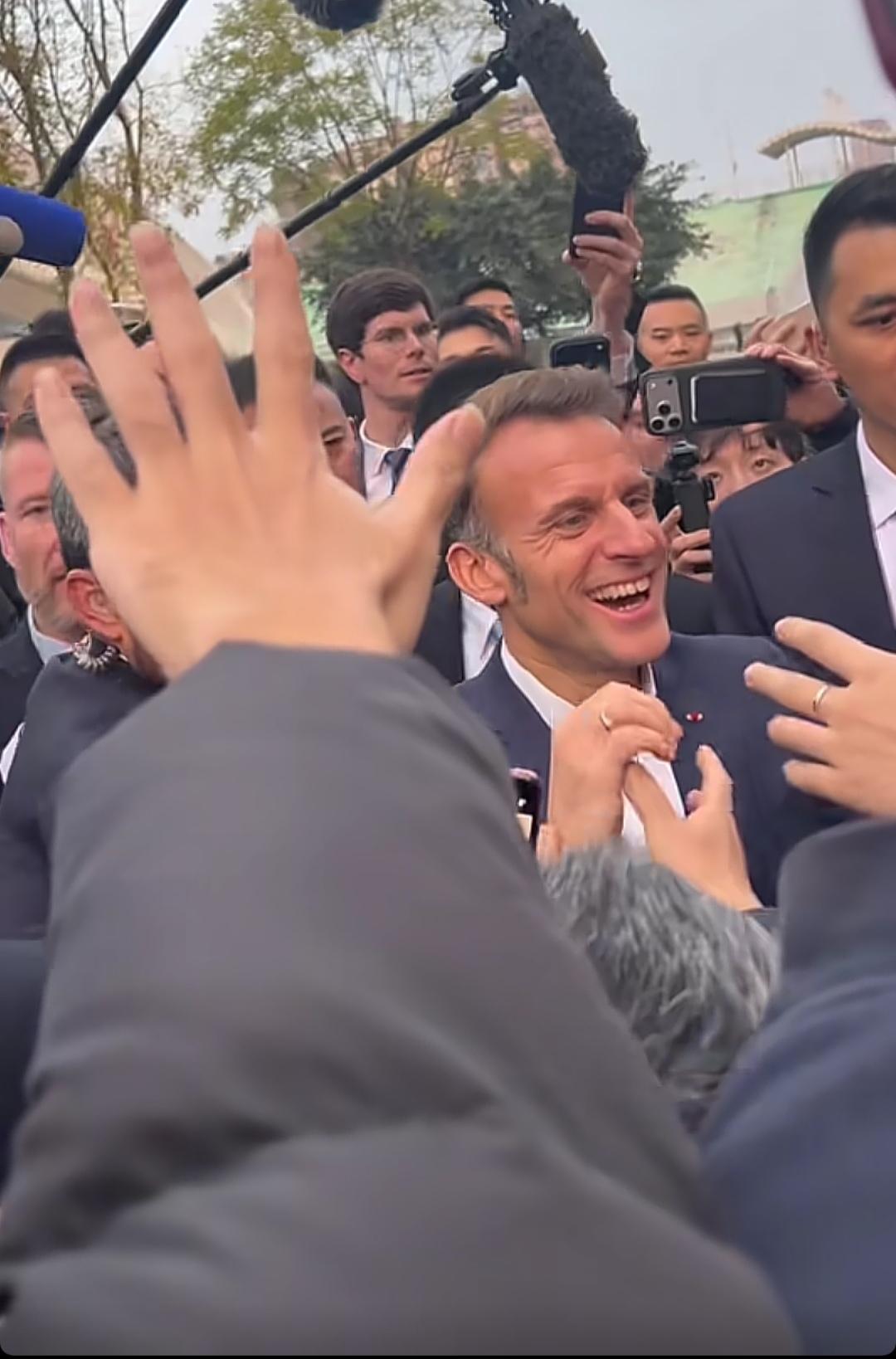 马克龙访问四川大学，x。四川大学参观马克龙，√。情绪价值给的满满的。老马: