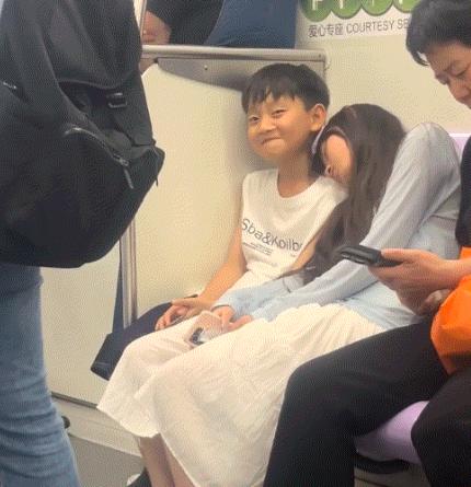 笑不活了！浙江这位妈妈带着儿子坐地铁，结果半路上坐在儿子旁边的一个陌生小姐姐，居