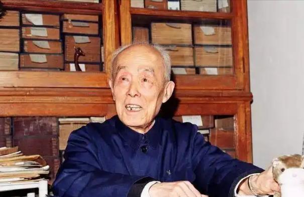 98岁的季羡林在生命最后十年里，常常对前来探望的学生说一句话：“人过七十，养生不