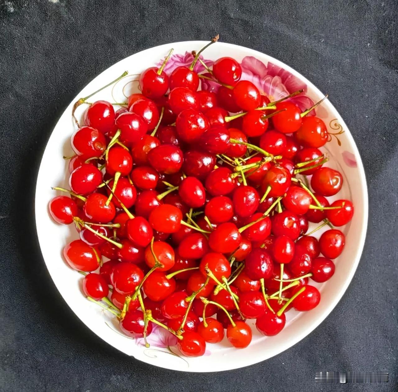 现在又到了一年一度吃樱桃的季节，贵阳的樱桃大量力上市，今天才卖8元一斤，太便宜