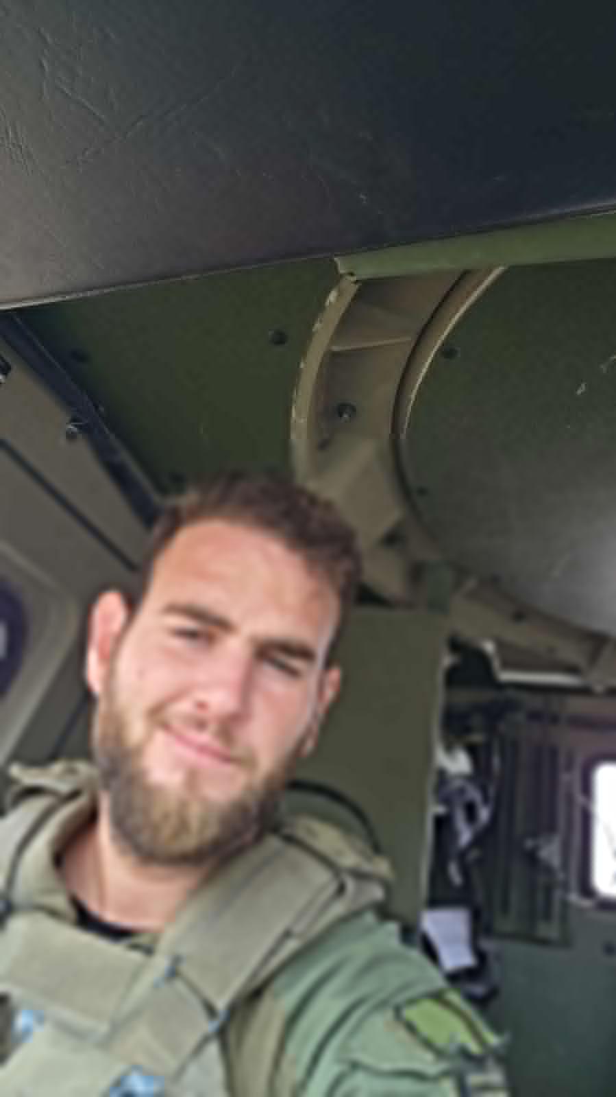 以色列国防军宣布，昨晚在黎巴嫩南部，一辆悍马车翻车，造成一名以色列国防军预备役士