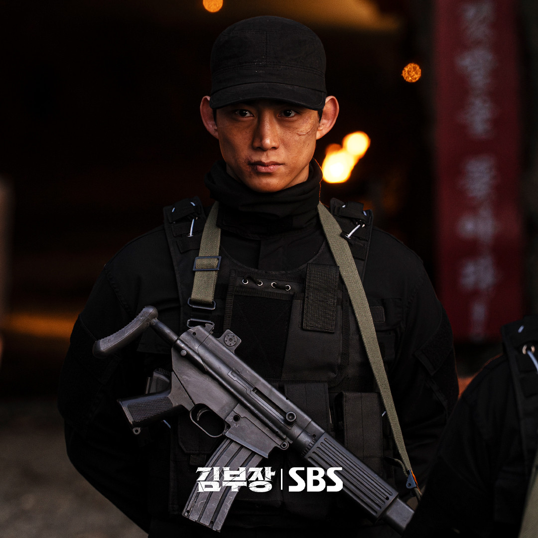 苏志燮51K旗下演员玉泽演客串出演《金部长》，SBS更新玉泽演剧照配文：金