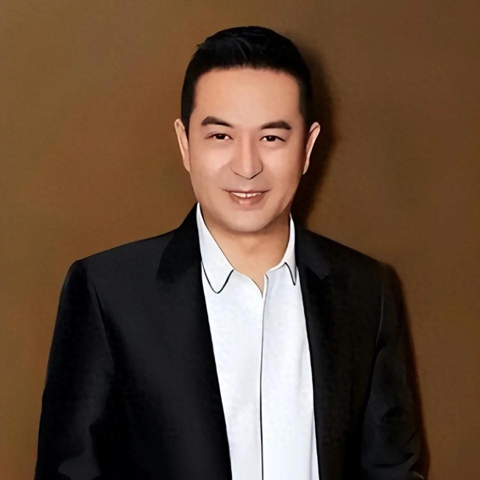 演员张嘉益说：“我二十二岁刚毕业的时候，拍了一部戏。一场戏拍完，导演着急了，当着