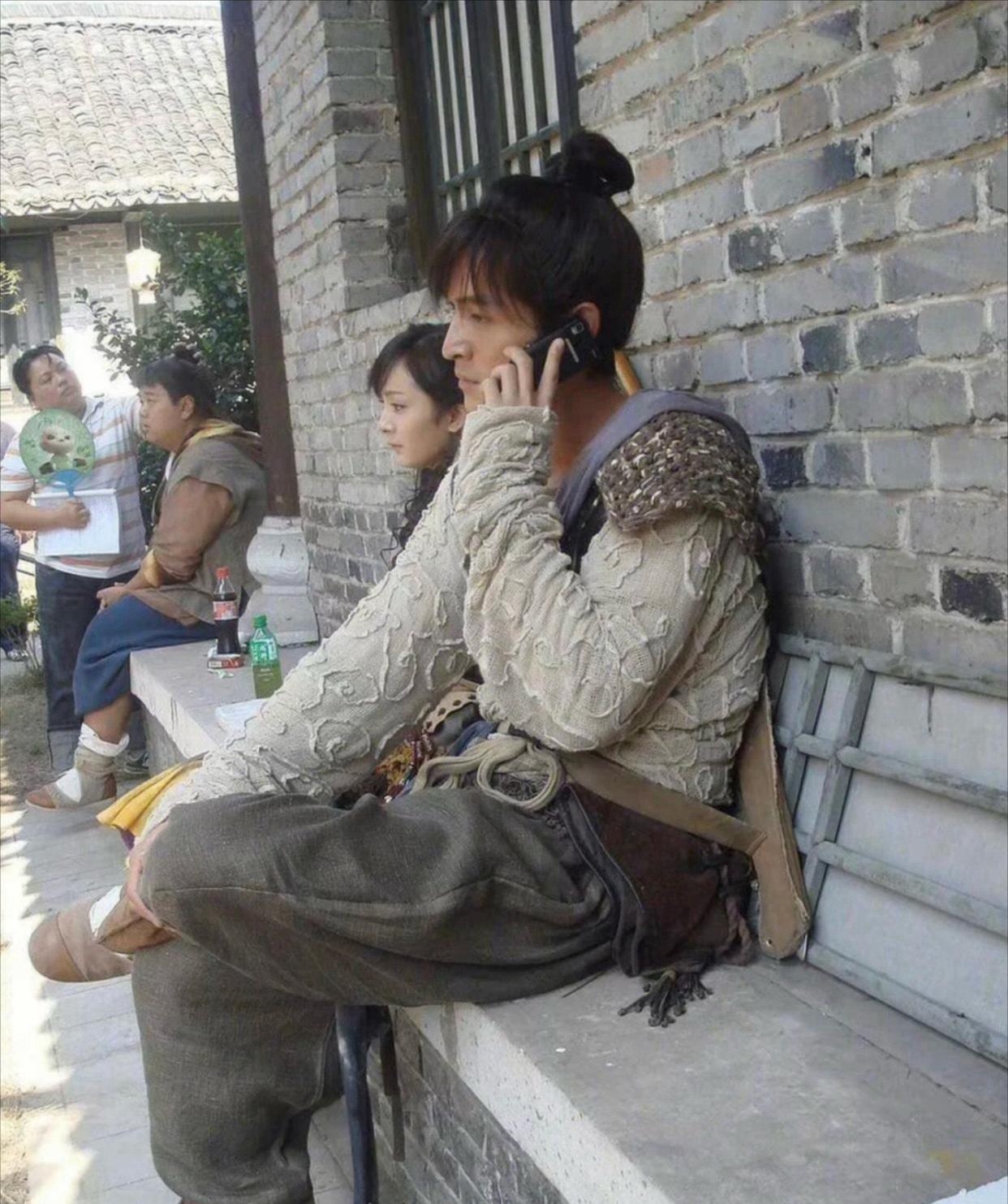 15年前拍摄《仙剑三》期间珍贵照片，“景天”拿着手机打电话，“雪见”和“龙葵”戴