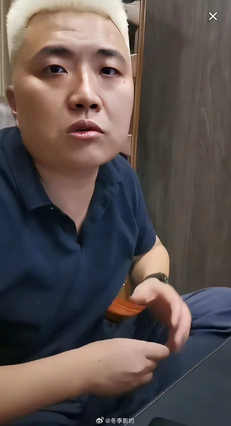 被占车位的闵先生从广西回长沙了，他在车上开起了直播，只是车内光线有点暗！闵先生直