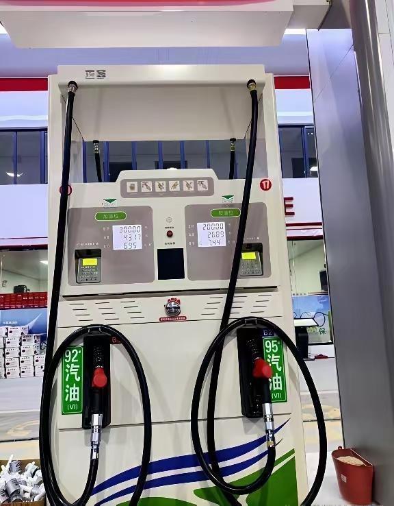 电车和油车真的不一样啊电车一年电费起码一千元，油车油费至少一万元，电车六年就得