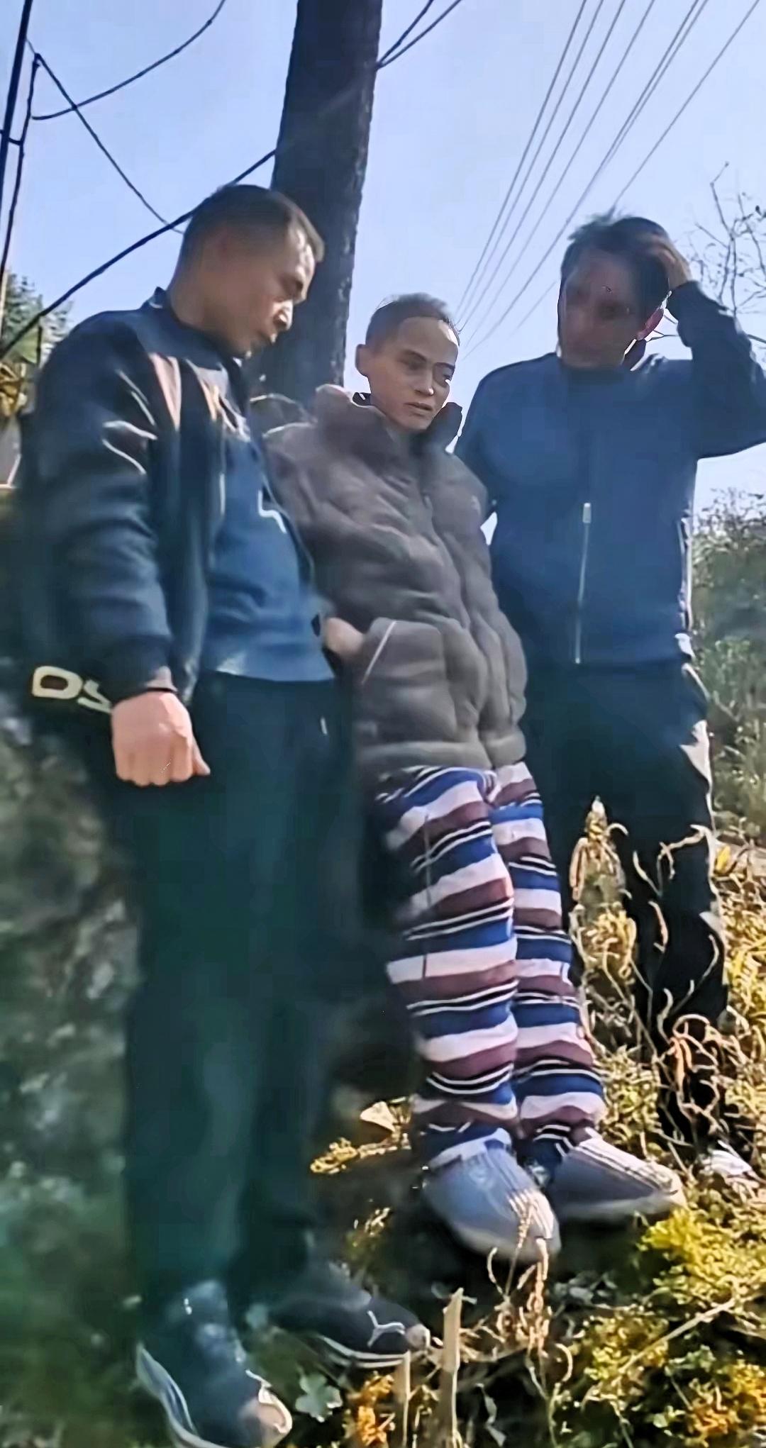 心酸！看哭了，男子肝癌晚期，生命已经时日不多了，求朋友搀扶着他一起去地里选自己