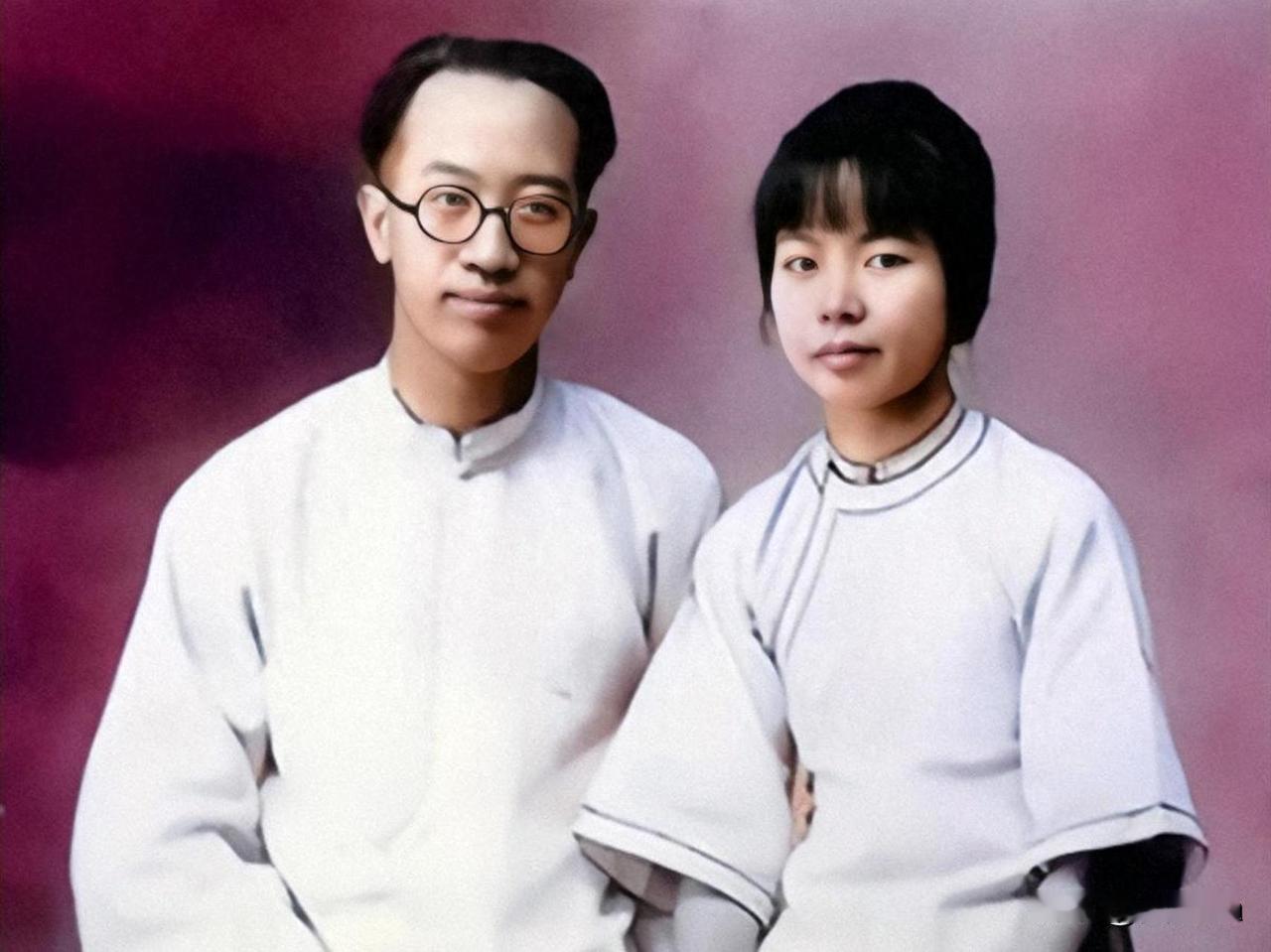 1974年4月30日，梁实秋和妻子程季淑在西雅图的一个市场购物时，临街的一个梯子
