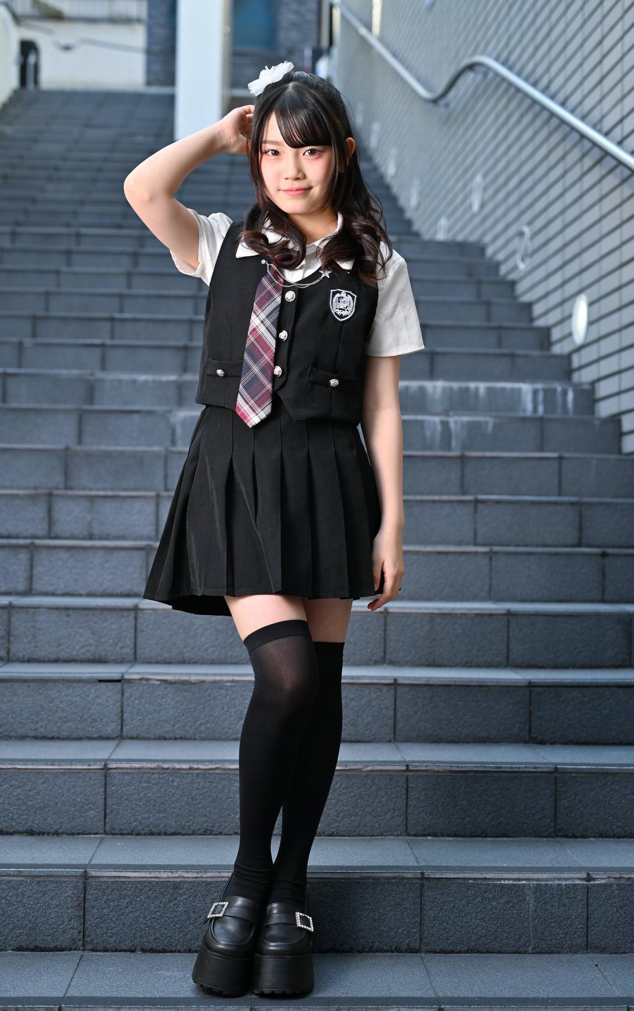 青春洋溢的校园风，少女与楼梯的完美搭配