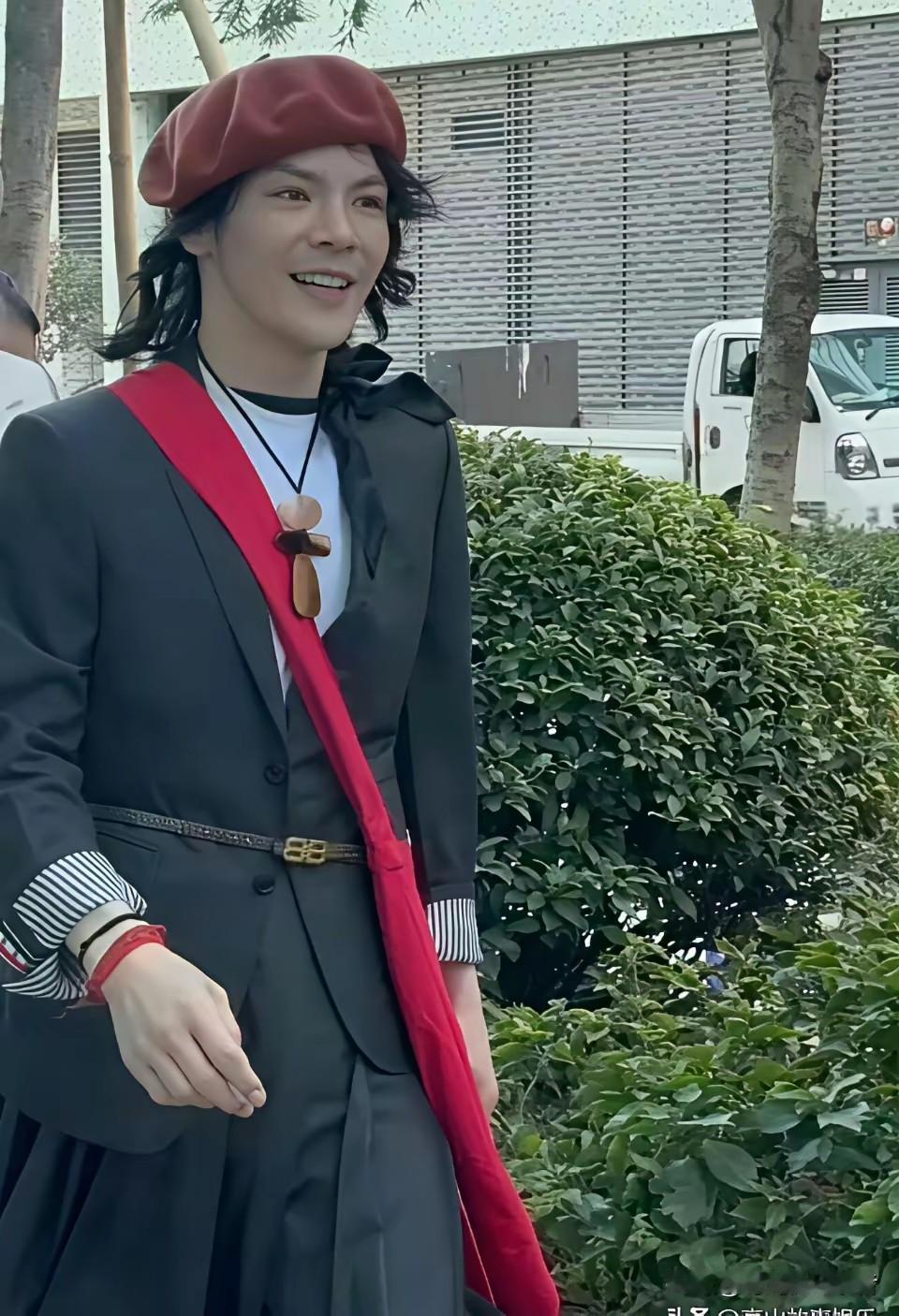 向佐又被终结了，如今向太已经不允许向佐男不男，女不女了，虽然流量有了，但是确实挺