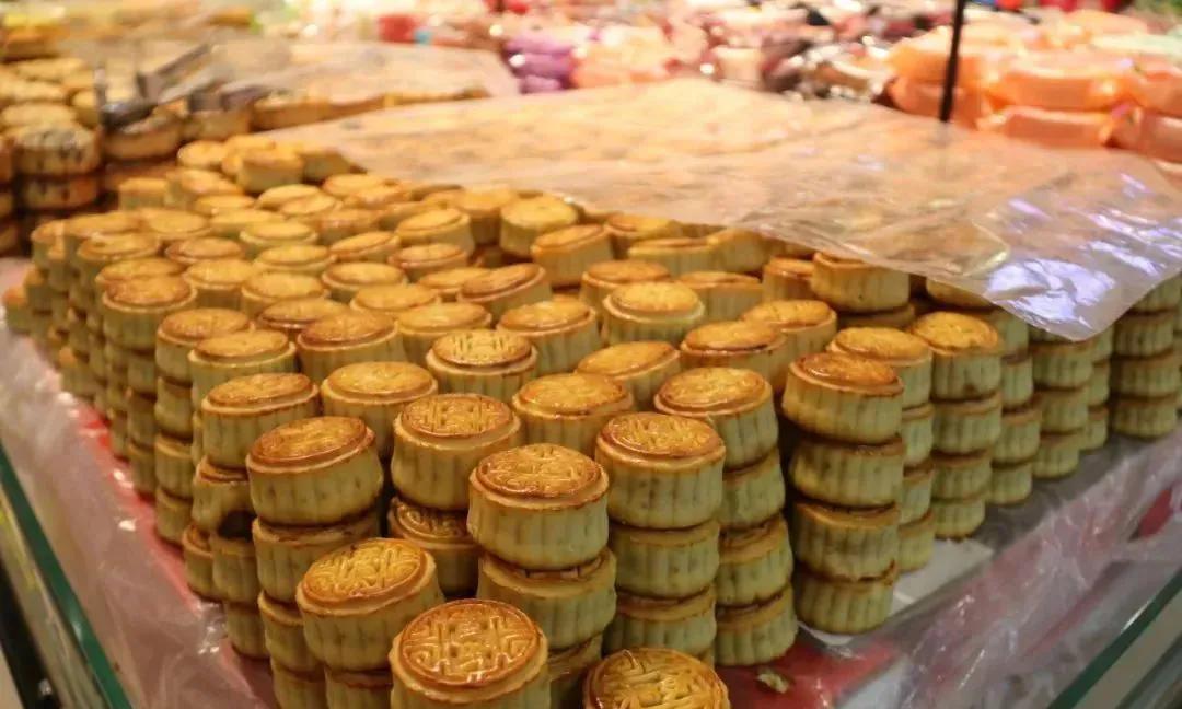 中秋节月饼吃是必须的但是我同事李姐，是一个很会算计过日子的人，她有个纠结，就是