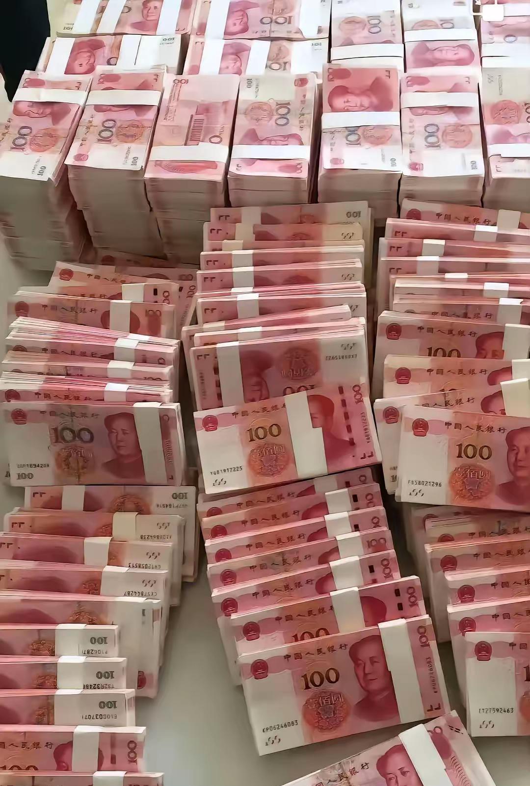 湖北荆州，一女保姆惊讶的发现，雇主竟然在自己2张银行卡里，存了350万，她得知雇