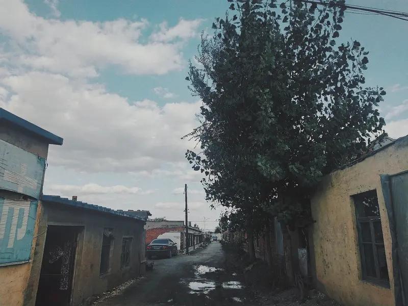 一个人太累，有不少地方适合去散散心。要是在长春，净月潭是绝佳之选。它是国家5A级