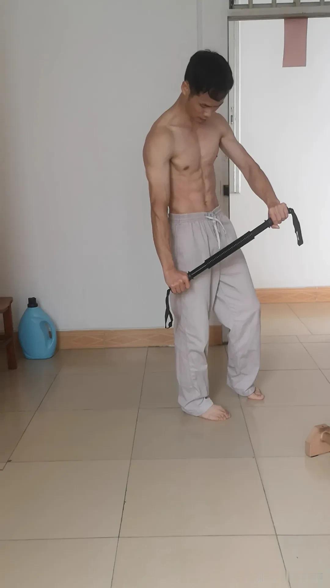 没办法，肌肉就是这样子了