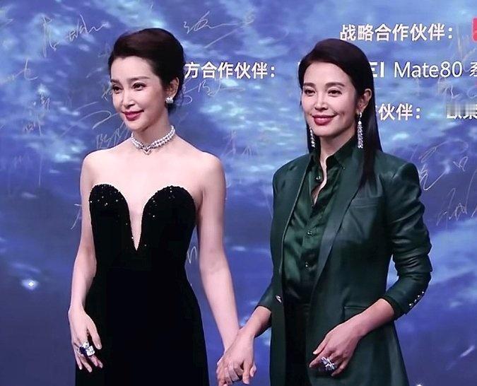 李冰冰和妹妹李雪走红毯李冰冰和妹妹李雪同框走红毯，状态也太好了吧！两姐妹气质真的