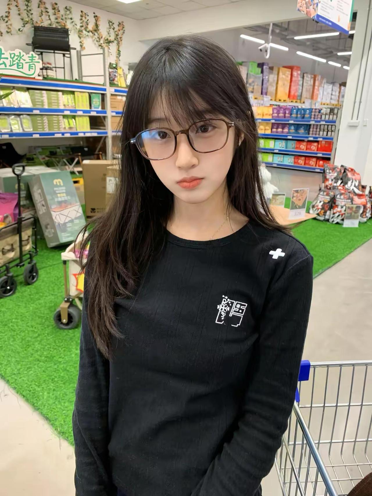 在超市里，元气少女与购物车相伴，静待美食的召唤！🛒🍜👀逛街治愈瞬间购物