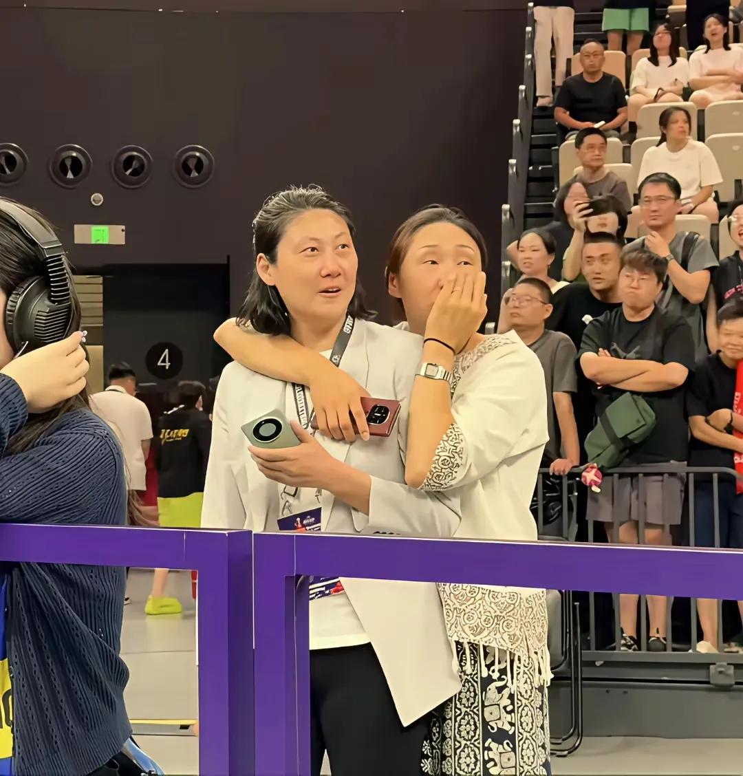 在女篮亚洲杯三四名比赛现场，苗立杰搂着卞兰心情非常沉痛，看着在场上比赛的中国姑娘